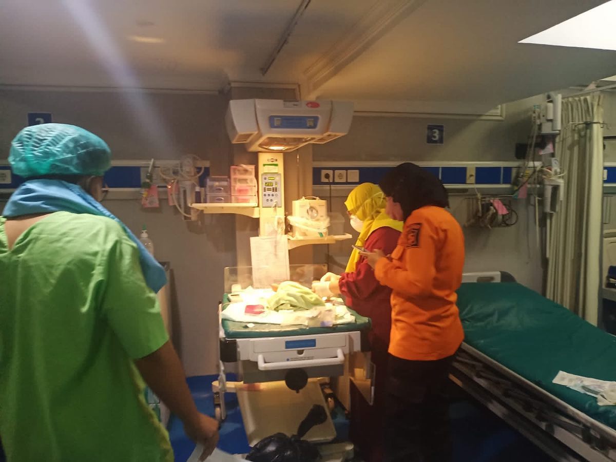 Ibu bayi perempuan. (Foto: Dok BPBD Kota Surabaya/Tugu Jatim)