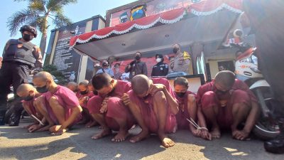 11 tersangka insiden pengeroyokan yang menewaskan pemuda asal Lekok saat digelandange ke Mapolsek Pasuruan Kota.