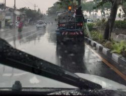 Netizen Sindir Mobil Pemkot Surabaya Siram Pohon saat Hujan: Benar-benar Cerdas