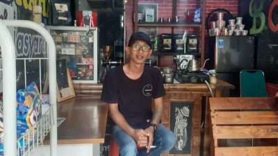 Totok Setyawan, seniman yang mengolah akar bambu menjadi sebuah karya.