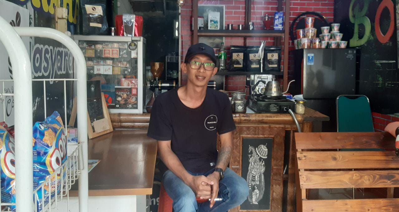 Totok Setyawan, seniman yang mengolah akar bambu menjadi sebuah karya.