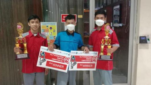 Redha Khoirullah (kiri), pelajar MAN 1 Pasuruan bersama timnya berhasil jadi juara 1 di ajang International Robotic Competition.