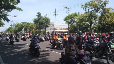 Petugas kepolisian yang ikut menjaga dan mengatur lalu lintas di jalan A Yani Surabaya, Rabu (24/08/2022).