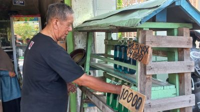 Penjual bensin eceran di Kota Pasuruan khawatir kenaikan harga pertalite berdampak menurunnya penjualan.