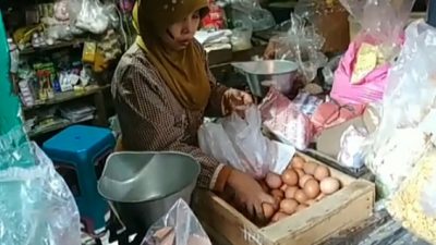 Harga telur ayam. (Foto: Laoh Mahfud/Tugu Jatim)