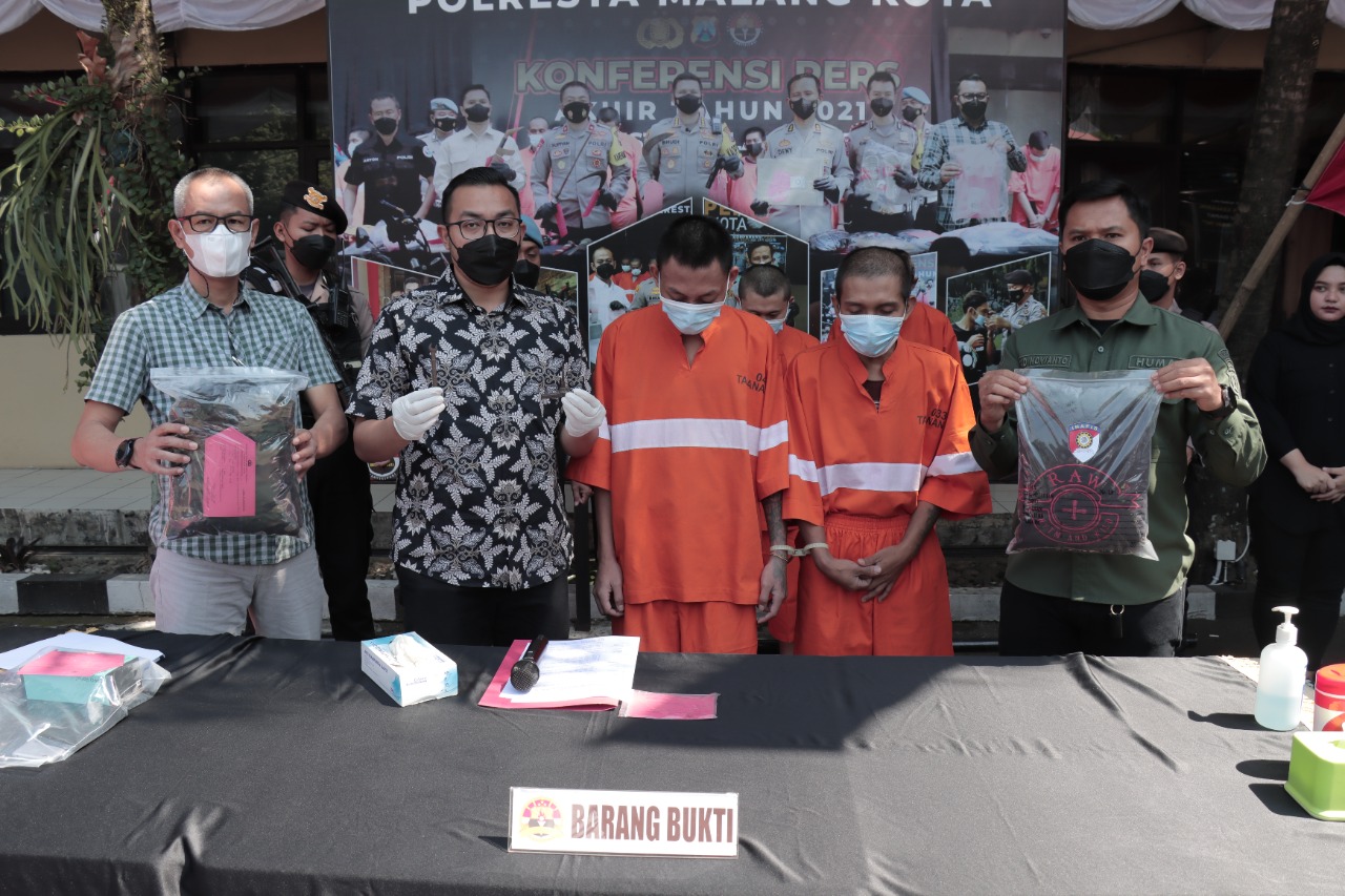 Konferensi pers ungkap kasus pencurian kendaraan bermotor oleh Polresta Malang Kota, Jumat (5/8/2022). Polisi menangkap 3 orang maling motor amatiran.