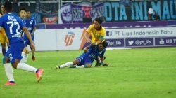 Pemain Persik Kediri saat berduel dengan pemain PSIS Semarang.