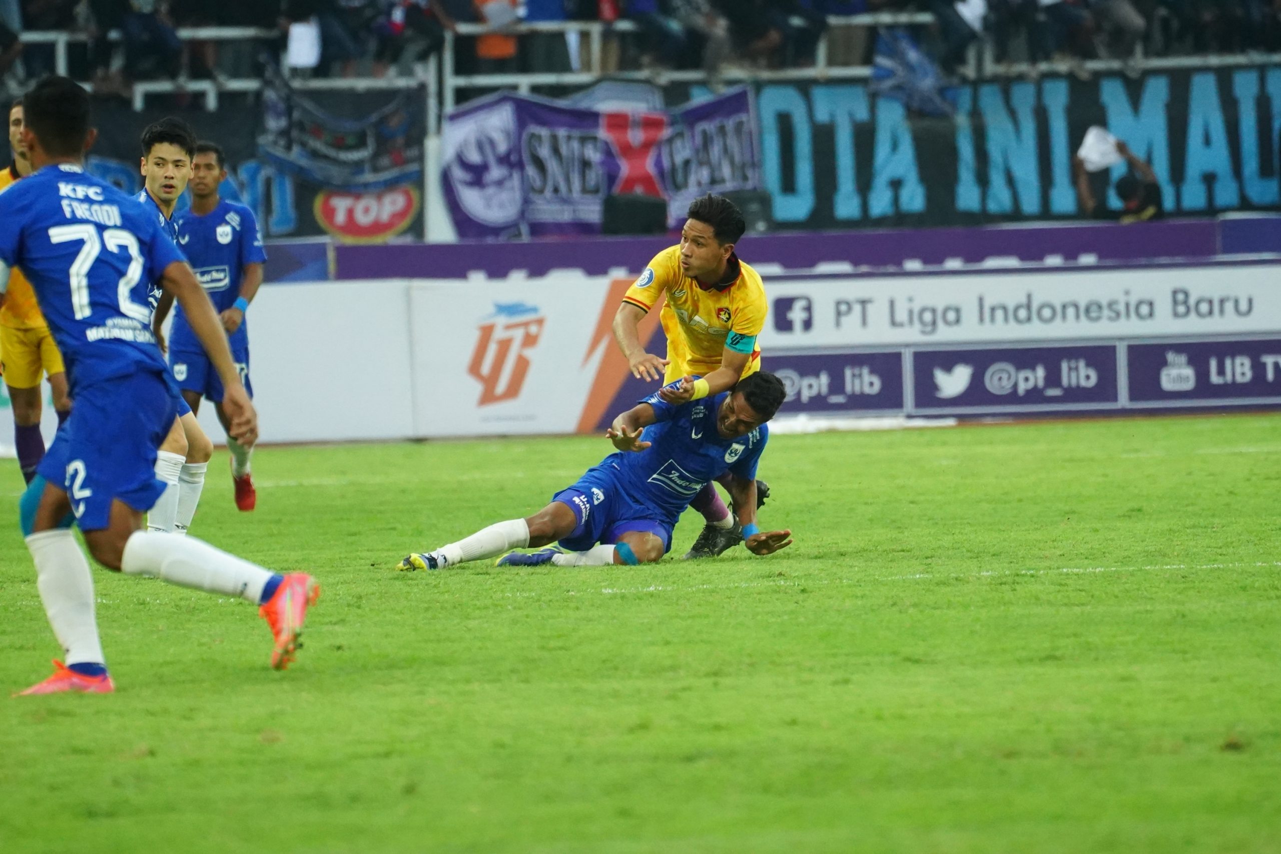 Pemain Persik Kediri saat berduel dengan pemain PSIS Semarang.