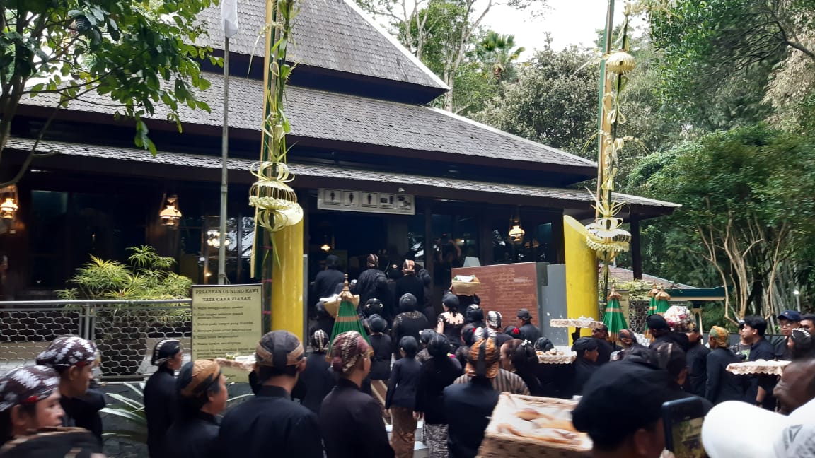 Rombongan memasuki pendopo tempat RM Iman Sudjono dan Eyang Djugo dimakamkan.
