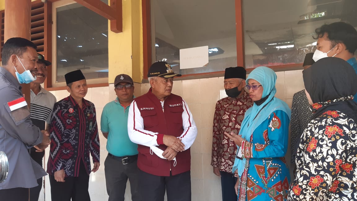 Bupati Malang, Sanusi, (rompi merah) berdialog dengan Kepala SDN 2 Jeru, Siti Fatimah (baju biru).