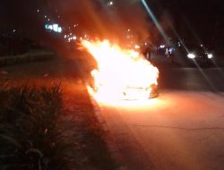 Diduga Korsleting Listrik, Mobil Pemuda Sidoarjo Terbakar di Depan Mall Lenmarc Surabaya