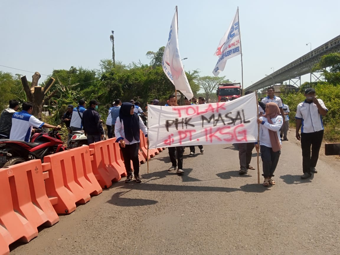 PHK massal. (Foto: Mochamad Abdurrochim/Tugu Jatim)