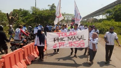 Sebelum dirikan tenda perjuangan, masa buruh FSPMI Tuban melakukan long march di depan kantor PT IKSG Tuban.