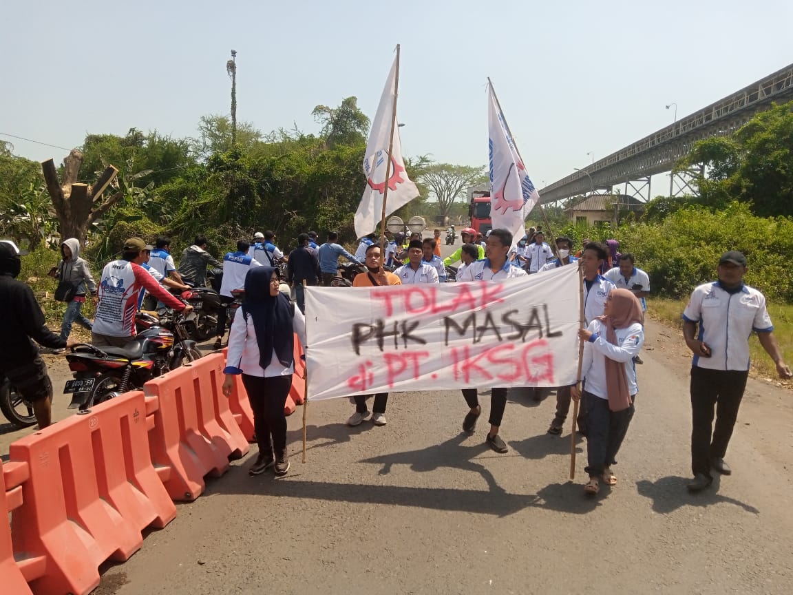 Sebelum dirikan tenda perjuangan, masa buruh FSPMI Tuban melakukan long march di depan kantor PT IKSG Tuban.