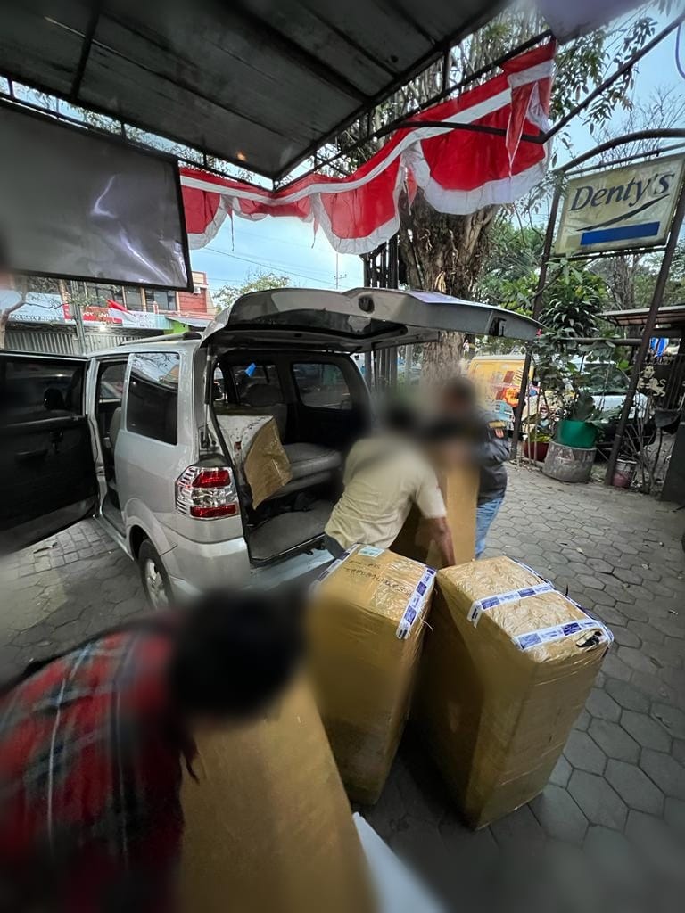 Tim Intelijen dan Penindakan KPPBC Tipe Madya Cukai Malang lakukan operasi untuk menghentikan distribusi rokok ilegal.