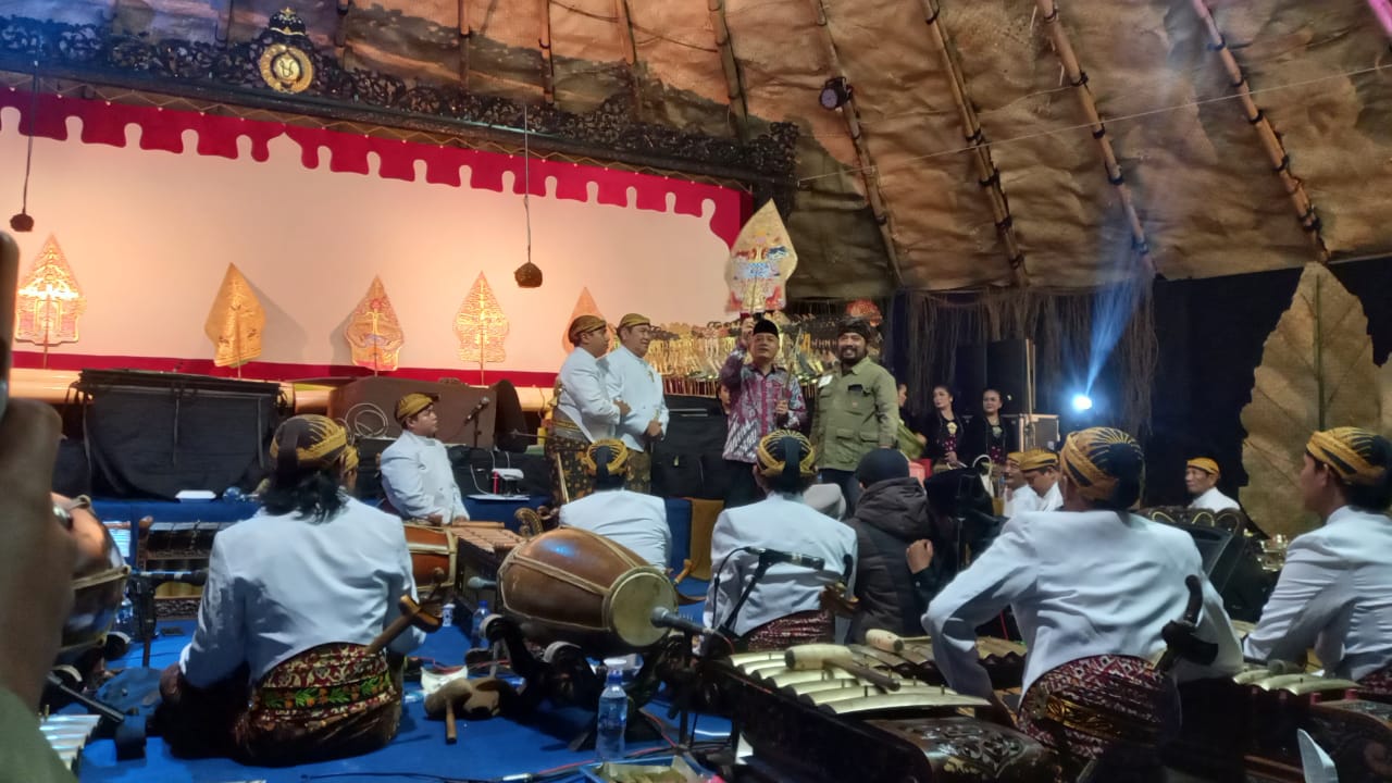 Bupati Malang, Sanusi, membawa Gunungan untuk diserahkan kepada Ki Anom Suroto.