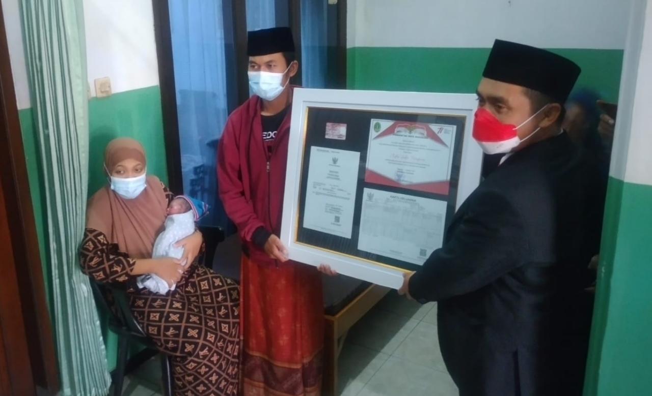 Wawali Kota Pasuruan, Adi Wibowo mengunjungi dan memberi hadiah pada orang tua bayi Aqila Zalfa Rizqiana di kamar praktik bidan Endah Hardiningsih, Kecamatan Blandongan, Kota Pasuruan.