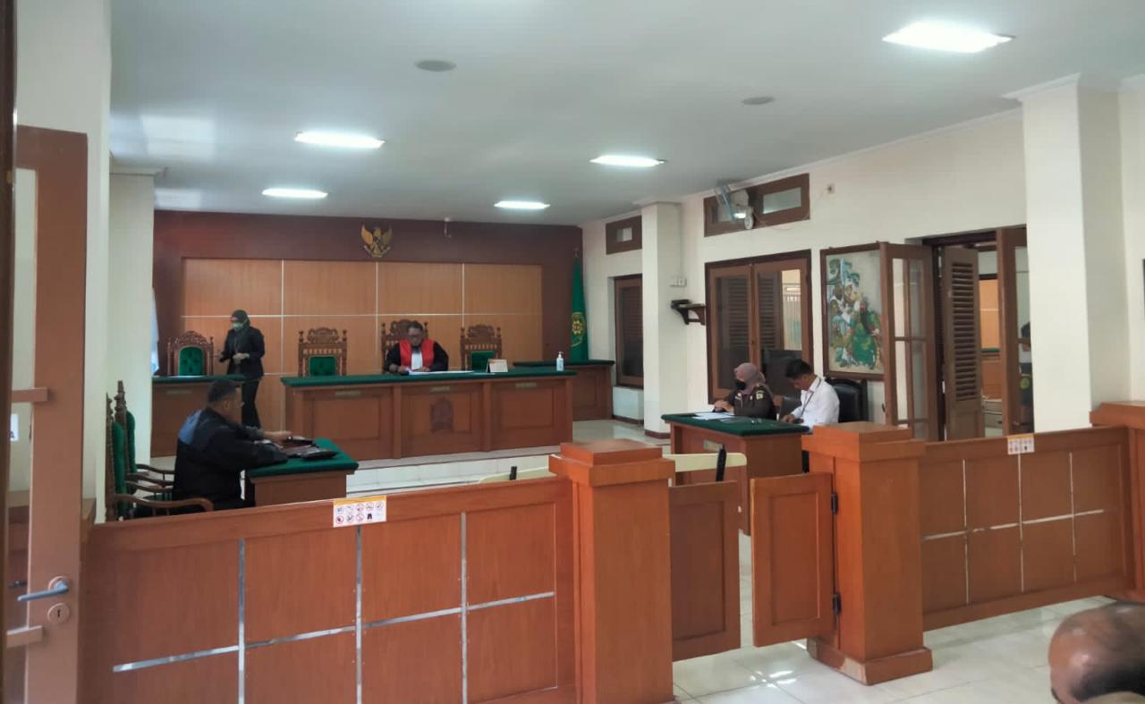 Suasana sidang praperadilan kasus korupsi Jalur Lingkar Utara (JLU) Kota Pasuruan di Pengadilan Negeri (PN) Pasuruan, pada Rabu (03/07/2022).