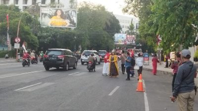 Kegiatan yang dilakukan Indonesia Timur Bersatu (ITB) Jatim bersama Keluarga Besar Flowers Tamasya (KBFT) membagikan bunga  di depan Hotel Goldvitel Surabaya.