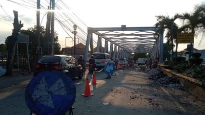 Kondisi jembatan Kedunglarangan Kecamatan Bangil Pasuruan yang diperbaiki konstruksinya.