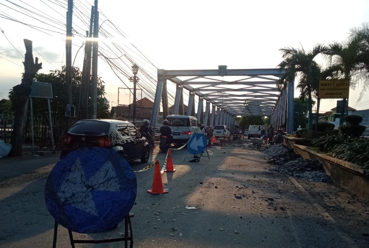 Kondisi jembatan Kedunglarangan Kecamatan Bangil Pasuruan yang diperbaiki konstruksinya.