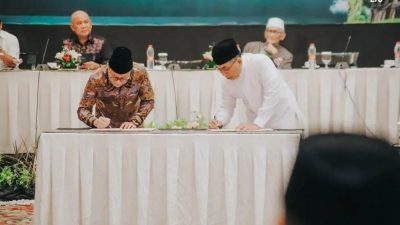 Menteri Perdagangan Zulkifli Hasan bersama Ketua Umum Pengurus Besar Nahdlatul Ulama Yahya Cholil Staquf menandatangani nota kesepahaman.