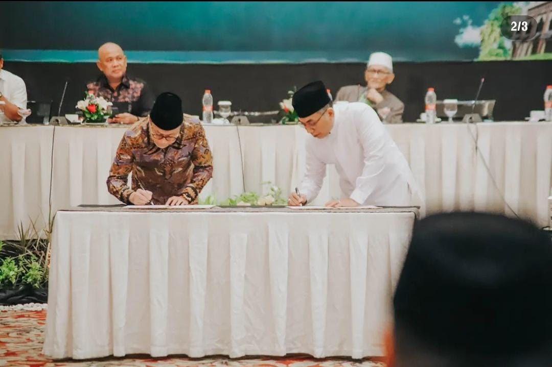 Menteri Perdagangan Zulkifli Hasan bersama Ketua Umum Pengurus Besar Nahdlatul Ulama Yahya Cholil Staquf menandatangani nota kesepahaman.