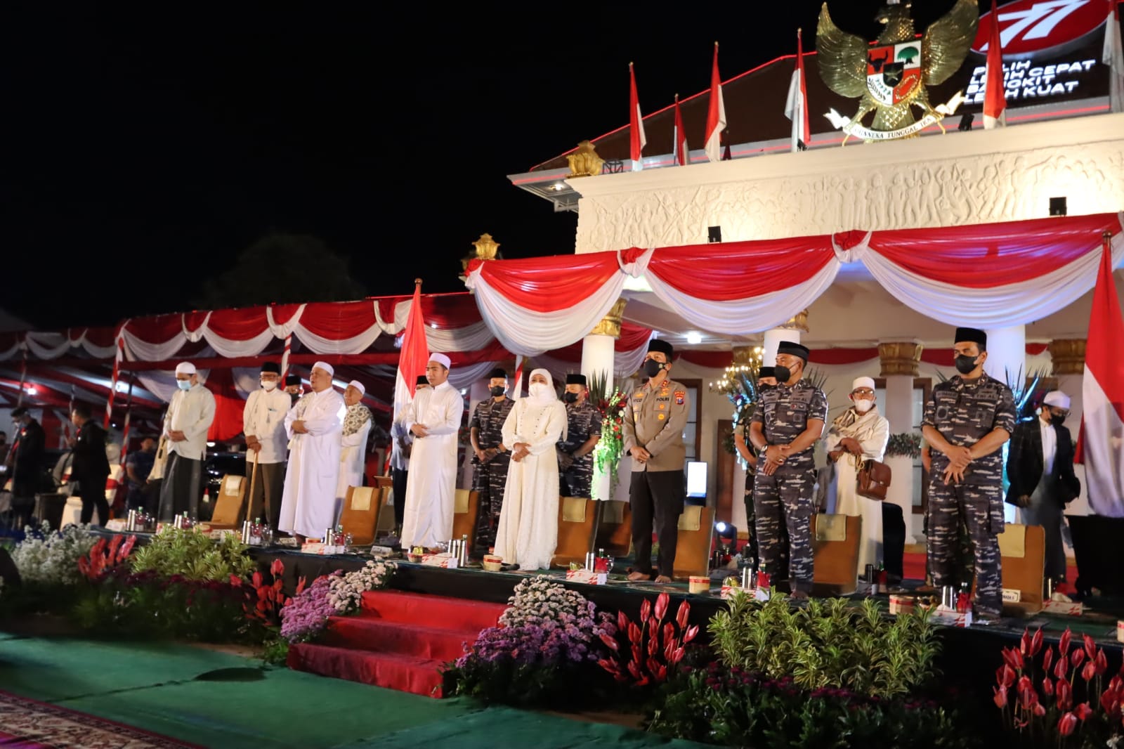 Gubernur Jawa Timur Khofifah Indar Parawansa didampingi Jajaran Forkopimda saat menggelar Doa dan Dzikir Kebangsaan dalam perayaan HUT RI ke 77 di Gedung Negara Grahadi.