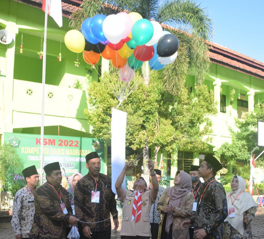 Kepala Kantor Kemenag Tuban, Ahmad Munir, saat membuka kegiatan Kompetisi Sains Madrasah (KSM).