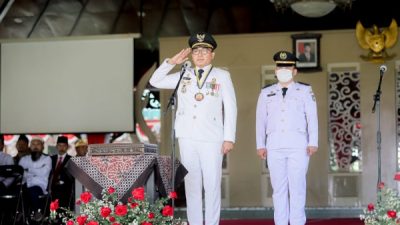 Bupati Pamekasan H. Baddrut Tamam menjadi inspektur upacara bendera HUT RI ke-77 di Lapangan Nagara Bhakti Mandhapa Aghung Ronggosukowati, Rabu (17/8/2022).