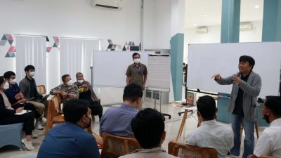 CEO PT Paragon Technology and Innovation, Salman Subkat memberikan pemaparan dalam kelas diskusi tentang kepemimpinan.