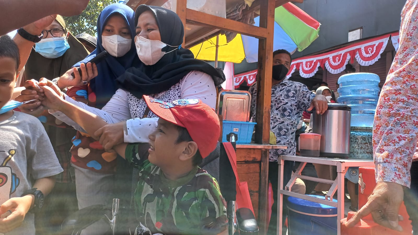 Farel, anak disabilitas yang hadir untuk bertemu Presiden Jokowi di Pasar Pucang Anom Surabaya.