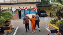 MR (25), terduga pelaku pelecehan seksual, mengenakan baju tahanan di Polres Malang.