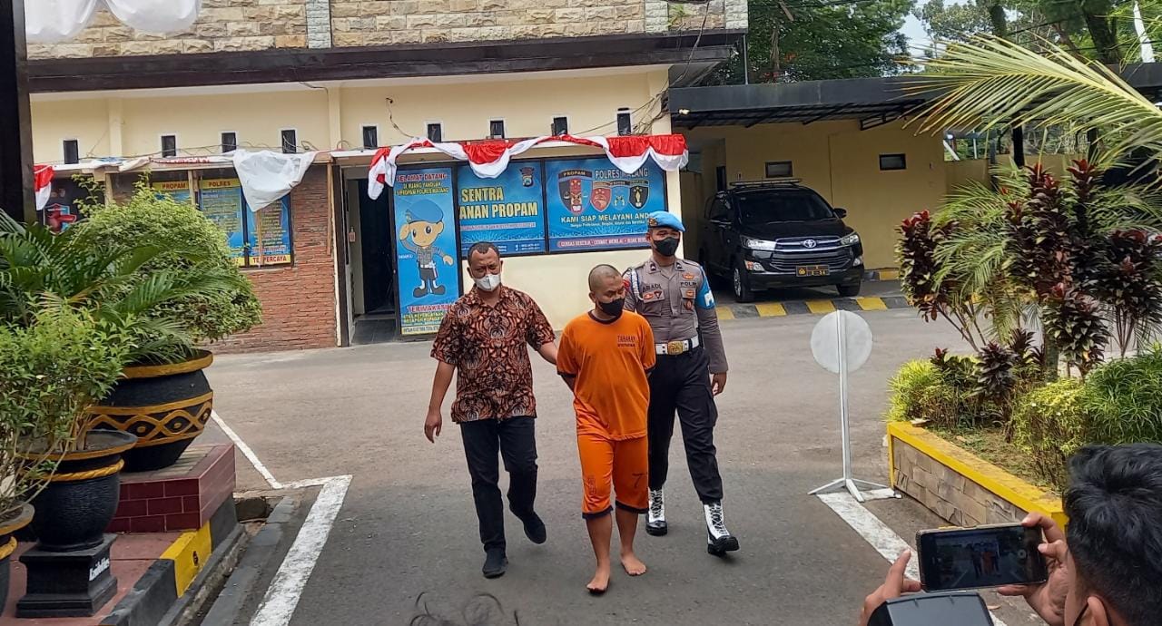 MR (25), terduga pelaku pelecehan seksual, mengenakan baju tahanan di Polres Malang.