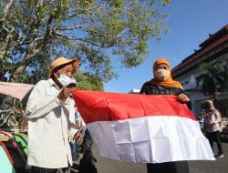 Gubernur Jawa Timur Berbagi Bendera Merah Putih dan Sembako pada Ratusan Tukang Becak di Pamekasan