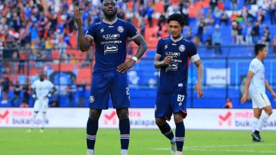 Selebrasi gol Abel Issa Camara usai mencetak gol terakhir untuk kemenangan Arema FC dengan skor akhir 4-2 melawan RANS Nusantara FC, Rabu (24/8/2022) di Stadion Kanjuruhah Malang.