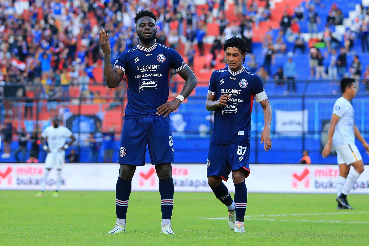 Selebrasi gol Abel Issa Camara usai mencetak gol terakhir untuk kemenangan Arema FC dengan skor akhir 4-2 melawan RANS Nusantara FC, Rabu (24/8/2022) di Stadion Kanjuruhah Malang.