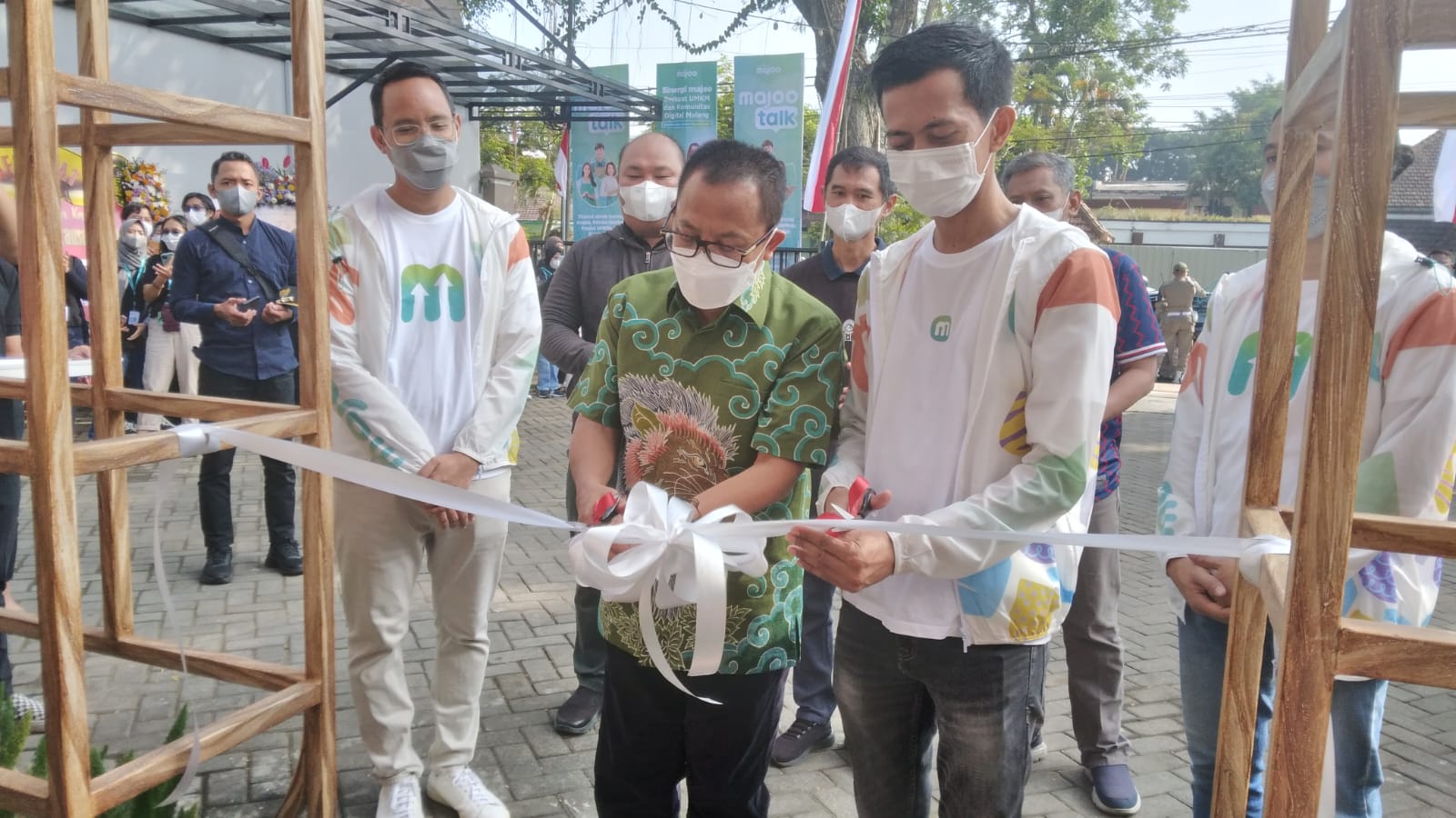Pemotongan pita oleh Wali Kota Malang Sutiaji dan Founder dan CEO Majoo Indonesia, Adi Wahyu Rahadi.