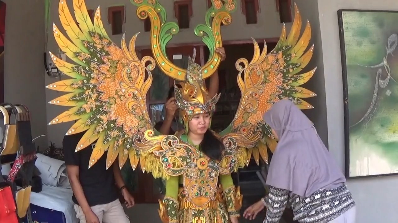 Kostum karnaval karya pengrajin di Kabupaten Tuban yang diuji coba sebelum diserahkan ke pemesan.