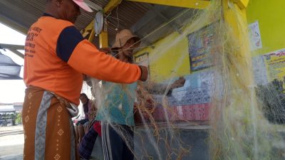 Solar langka. (Foto: Mochamad Abdurrochim/Tugu Jatim)