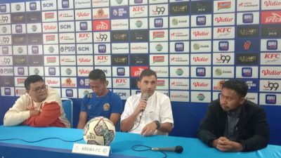 Pelatih Arema FC, Eduardo Almeida dalam konferensi pers jelang pertandingan melawan Rans Nusantara.