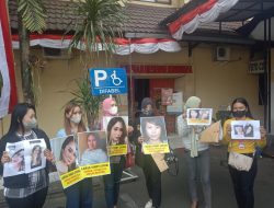 Puluhan Biduan Korban Arisan Bodong Geruduk Polresta Malang Kota, Laporan Lagi sambil Pampang Poster Terduga Pelaku