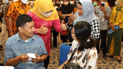 Gubernur Jawa Timur Khofifah Indar Parawansa ketika menyapa salah satu penyandang disabilitas saat menghadiri Job Fair.