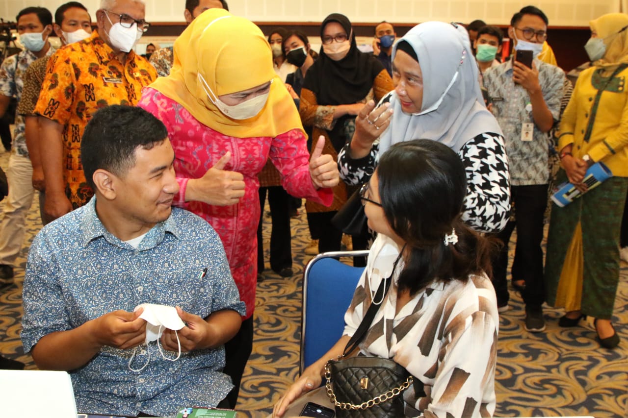 Gubernur Jawa Timur Khofifah Indar Parawansa ketika menyapa salah satu penyandang disabilitas saat menghadiri Job Fair.