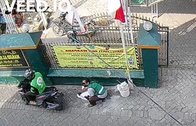 Pelaku pengirim paket misterius. (Foto: Tangkapan layar CCTV/Tugu Jatim)