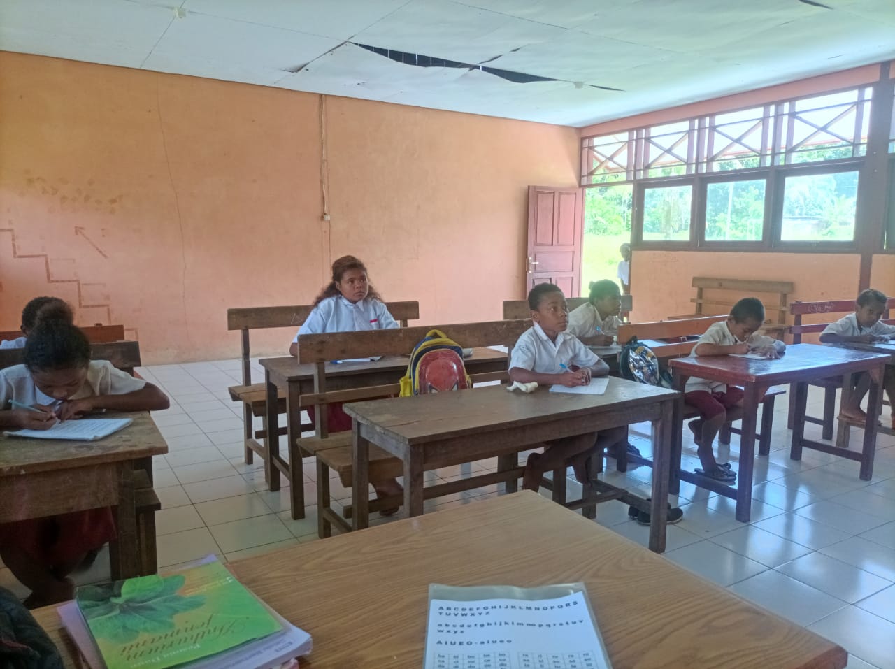 Suasana mengajar berhitung ruang kelas di SDN Saukobye, pada 11 September 2022.