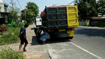 Siswi tewas terlindas truk.(Foto: Laoh Mahfud/Tugu Jatim)