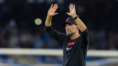 Ekspresi Jurgen Klopp menyapa fans di tribun usai Liverpool dipermalukan Napoli 4-1 di Stadion Sao Paolo.