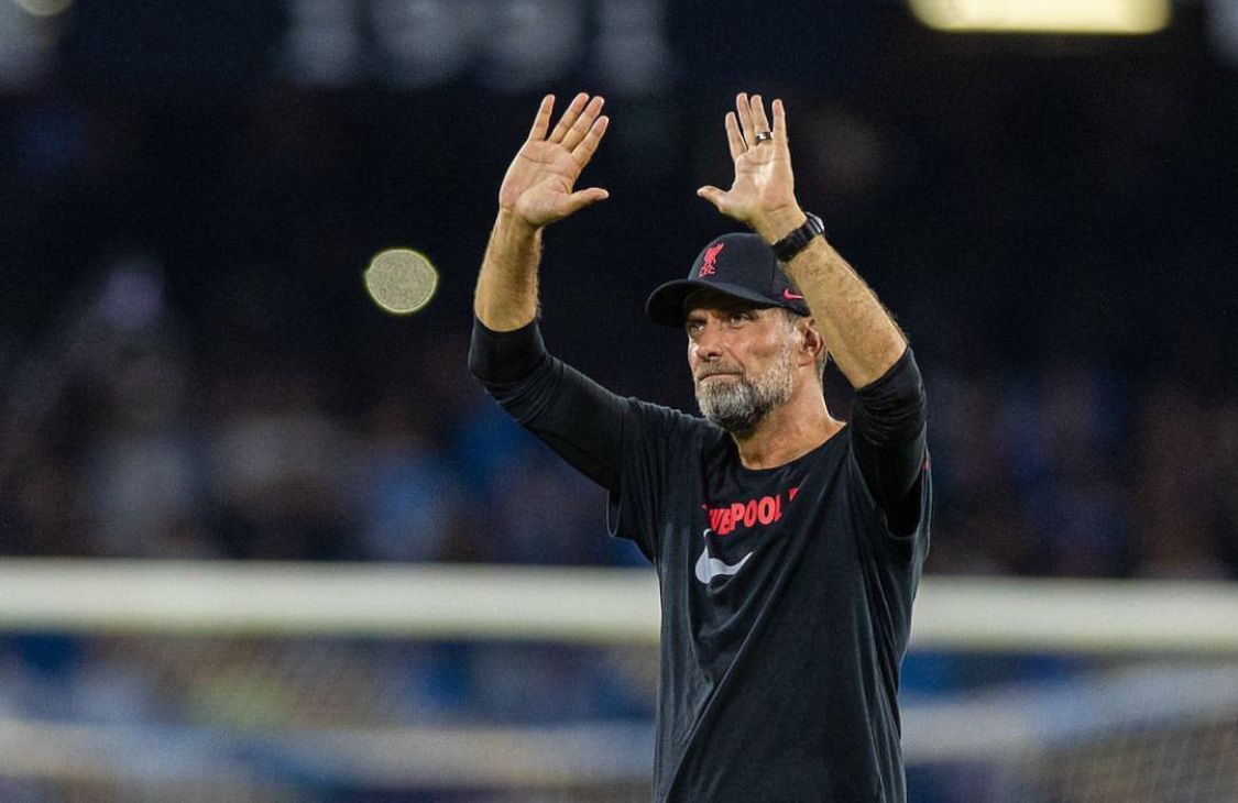 Ekspresi Jurgen Klopp menyapa fans di tribun usai Liverpool dipermalukan Napoli 4-1 di Stadion Sao Paolo.
