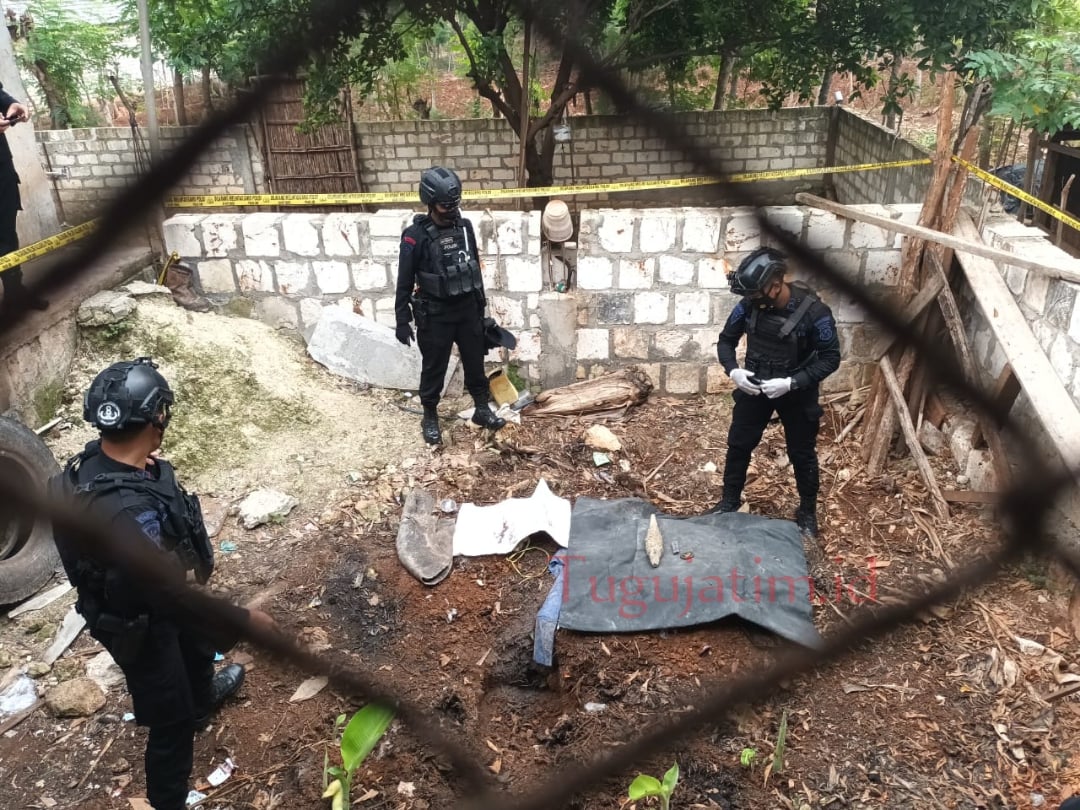 Tim Jibom Brimob Polda Jatim mengevakuasi mortir yang memiliki panjang 42 cm dan berdiameter 8 cm di rumah Sunoto, Desa Padasan, Kecamatan Kerek Tuban.